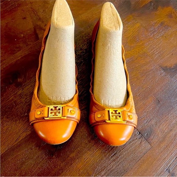 TORY BURCH 8.5 camel tan soft leather flats with gold hardware. - Picture 1 of 1